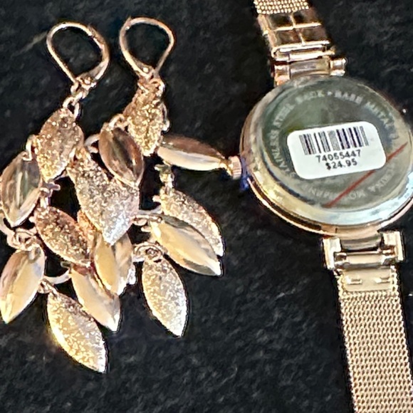 New York & Co rose gold tone Women's Quartz Watch and earrings. New - Picture 5 of 5
